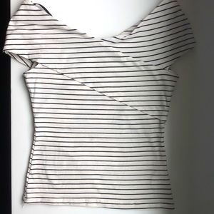 Slim-fit off-the shoulder top